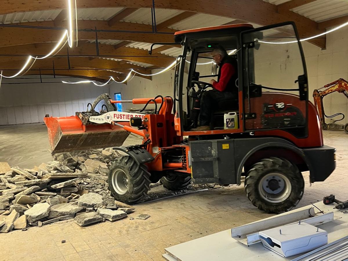 Travaux dans la mosquée — démolition intérieure et évacuation des gravats